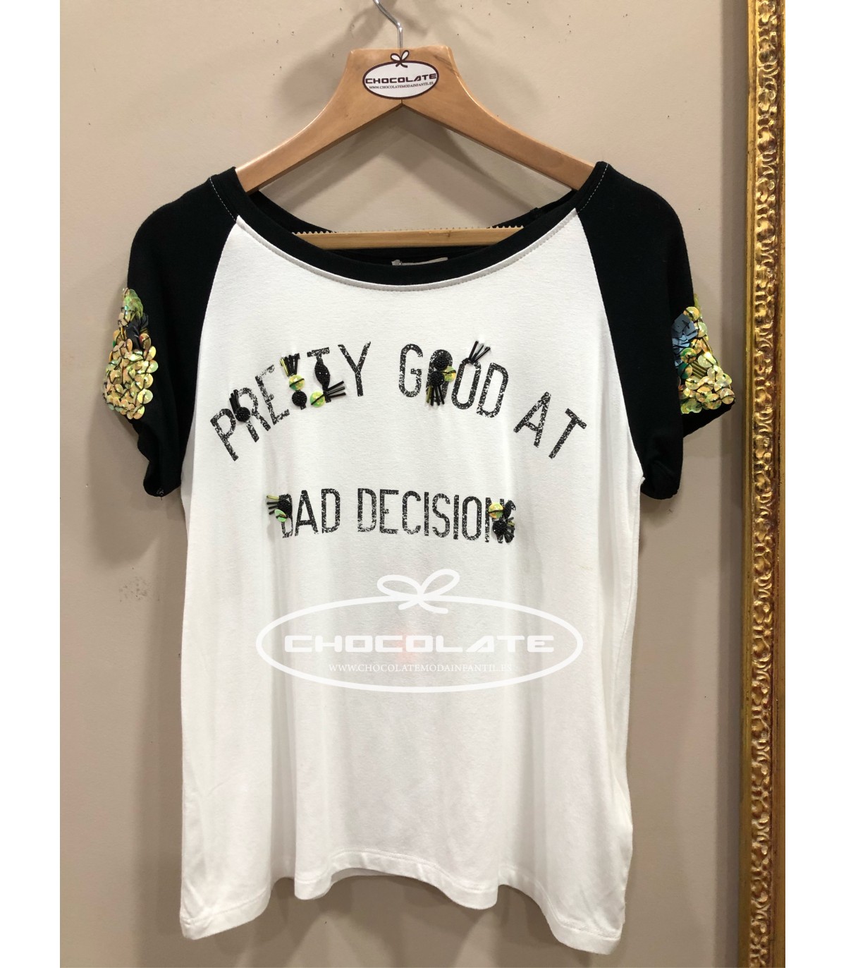 Camiseta blanca con hombros en negro y detalle de lentejuelas