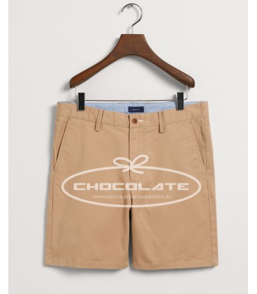 Bermuda camel de Gant | Bermuda para niño con corte tipo chino en c...
