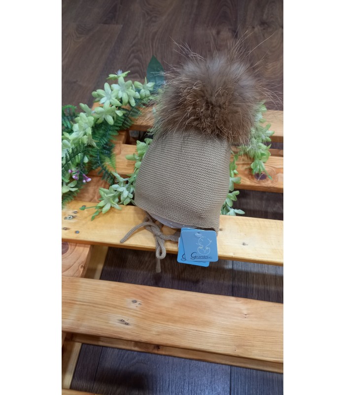 Gorro camel con pompón de pelo natural de Granlei | Gorro camel con...