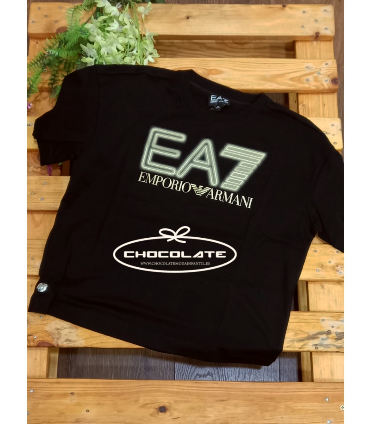 Camiseta negra con logo dorado de EA7 Emporio Armani para niño | Pr...