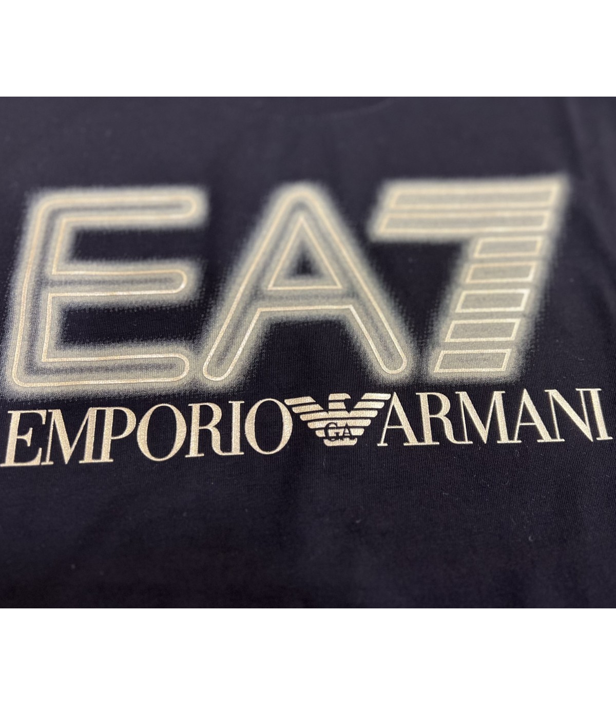 Camiseta negra con logo dorado de EA7 Emporio Armani para niño | Pr...