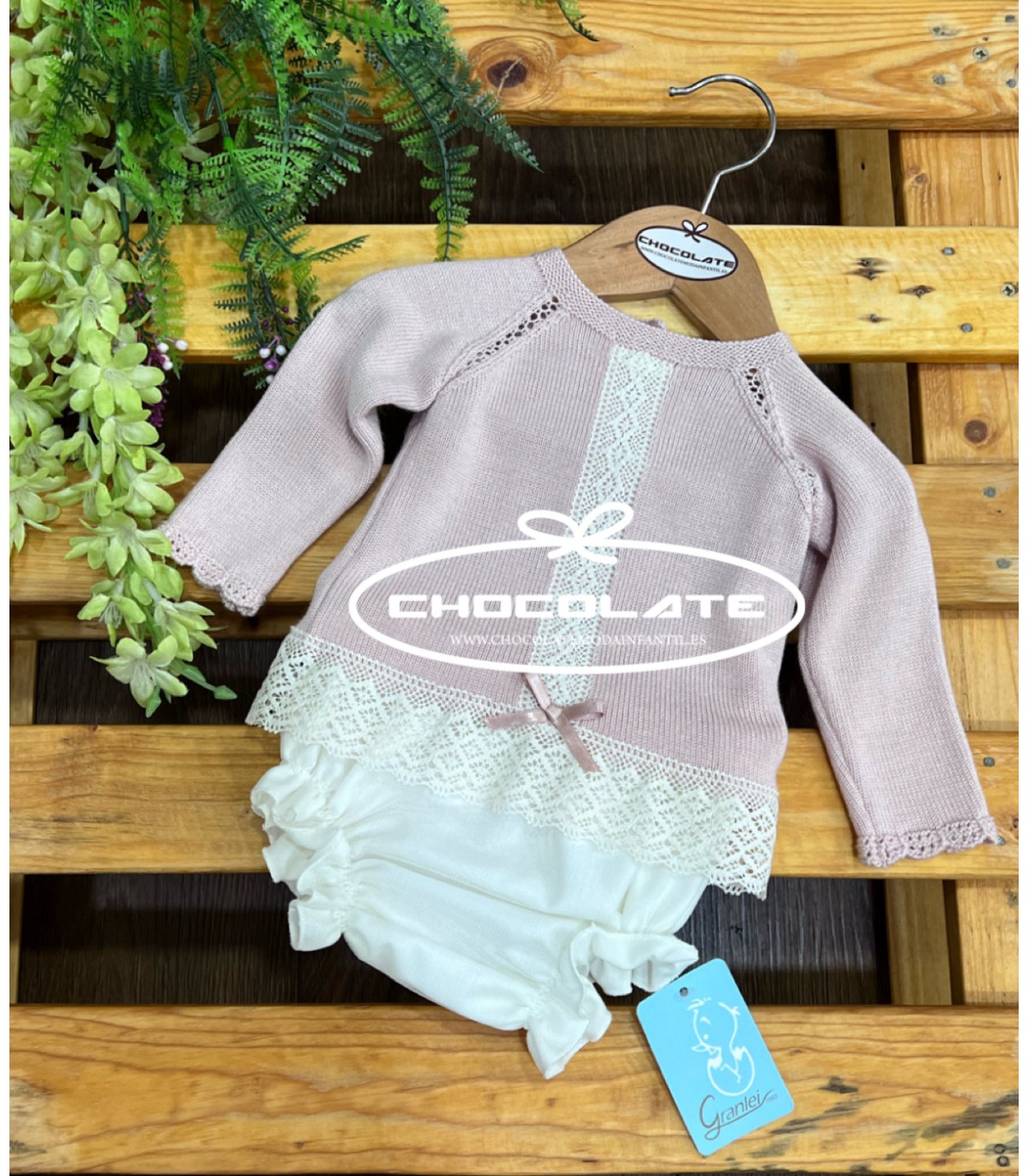 Conjunto bebé niña con jersey rosa detalle puntilla y braguita beig...