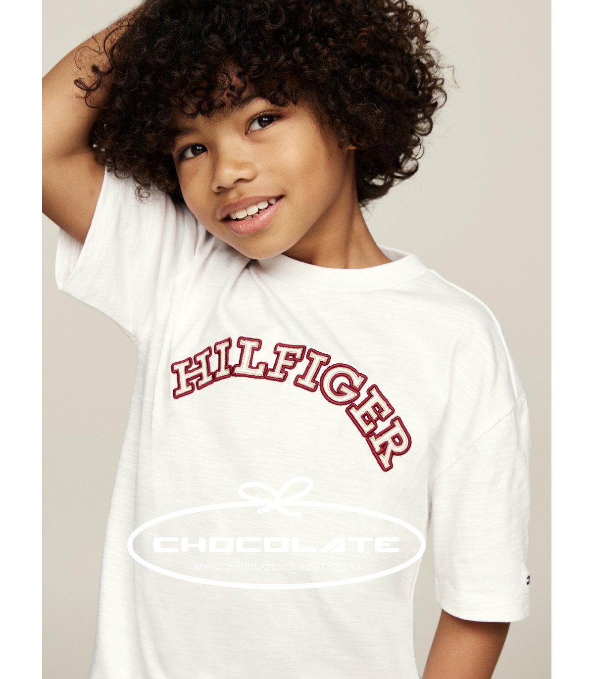 Camiseta blanca con logo bordado en burdeos de Tommy Hilfiger | Cam...