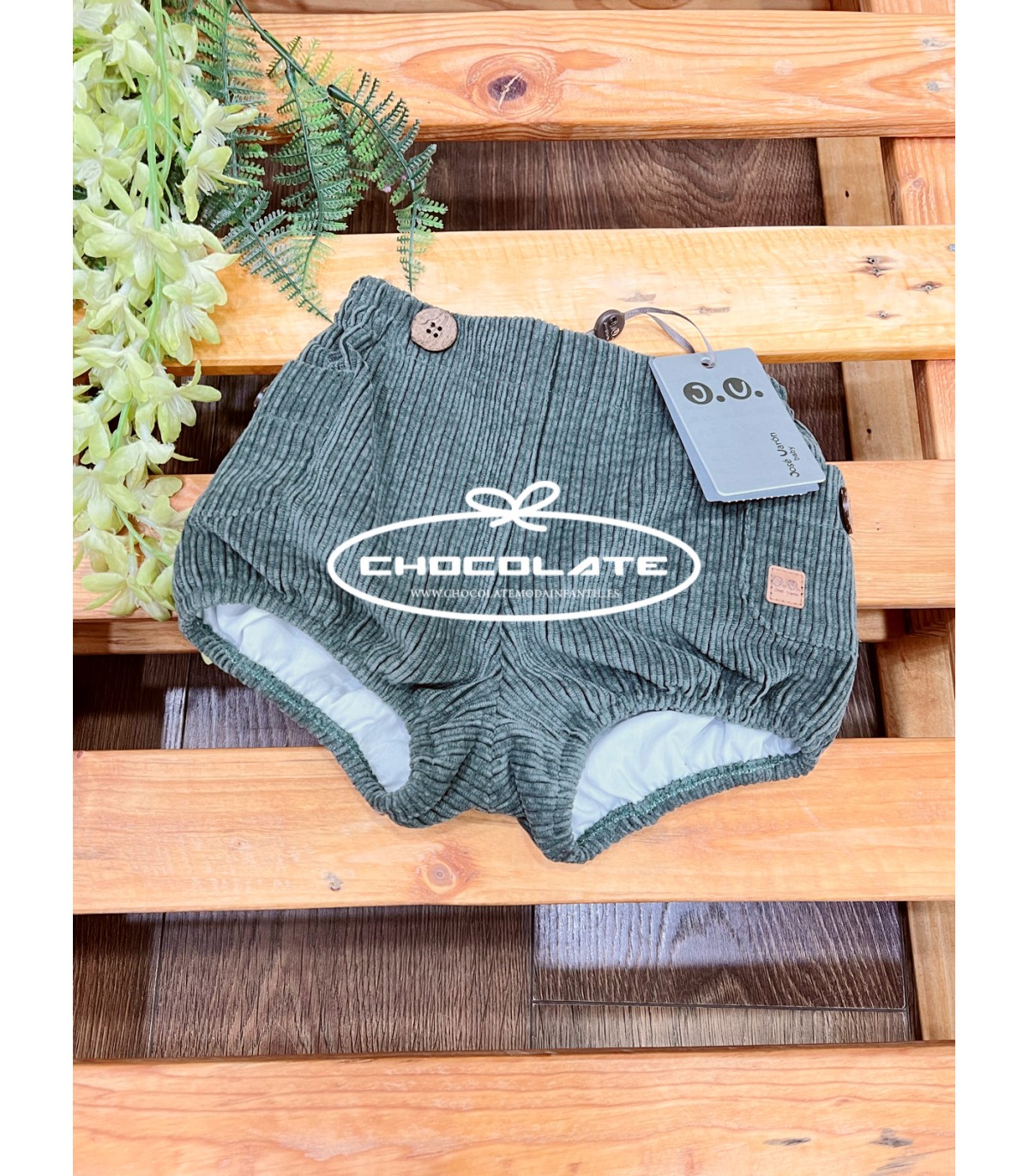 Ranita niño en pana verde musgo de José Varón | Ranita para niño co...