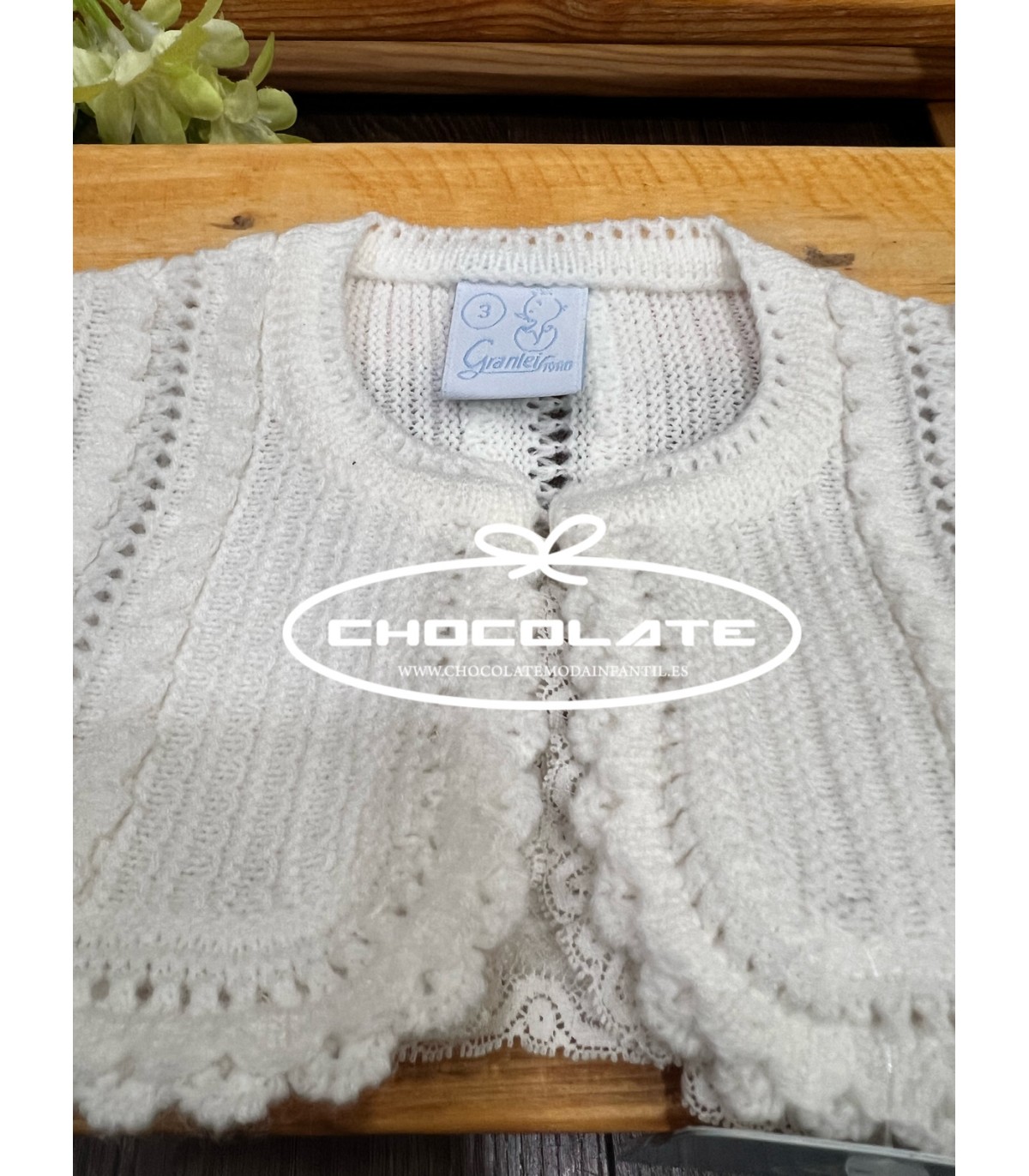 Chaqueta corta beig con puntilla de la marca Granlei | Chaqueta cor...