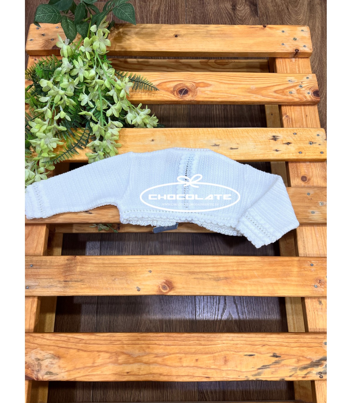 Chaqueta corta beig con puntilla de la marca Granlei | Chaqueta cor...