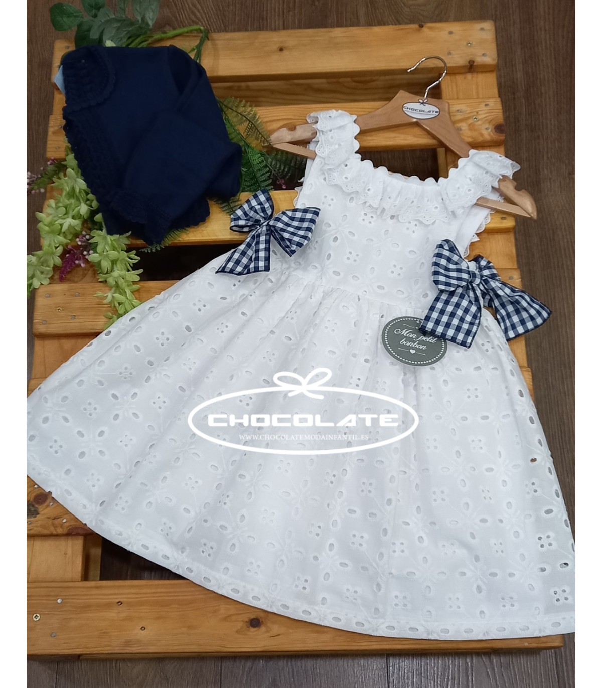 Vestido niña en tejido blanco perforado de Mon petit bonbon | Vesti...