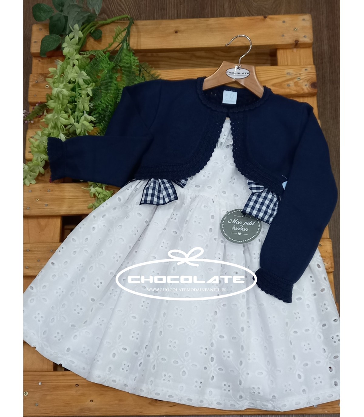 Vestido niña en tejido blanco perforado de Mon petit bonbon | Vesti...