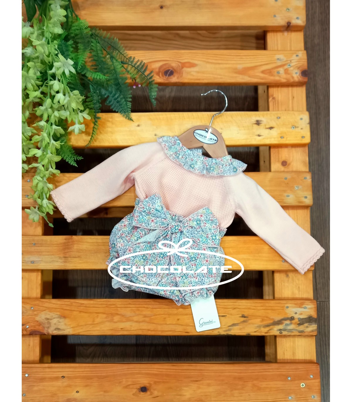 Conjunto para bebé niña de jubón salmón y ranita de flores de Granl...