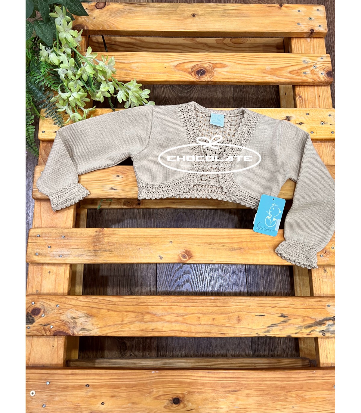 Chaqueta corta camel con calados detrás | Bonita chaqueta para niña...