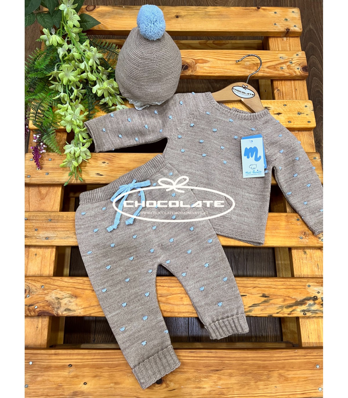 Conjunto bebé color nuez con topos celestes de Mac ilusión | Conjun...