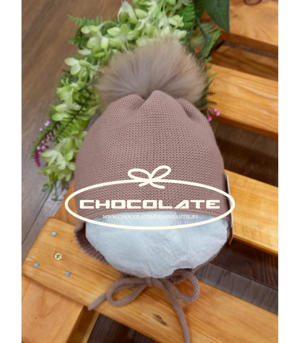 Gorro para niño y niña con pompón natural de Granlei en color casta...