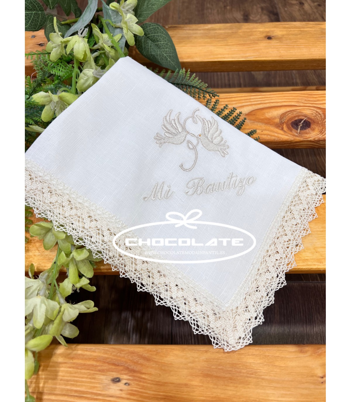 Pañuelo beig para bautizo de bebé con bordado y puntilla | Pañuelo ...