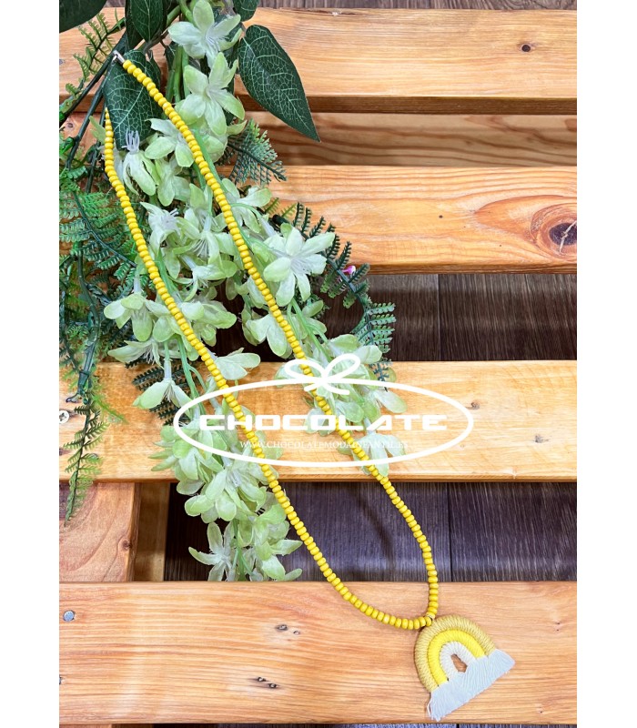 Collar niña bolas amarillas y colgante de arco iris en tonos amaril...