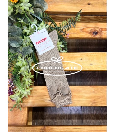 Media alta color camel con pompones de Condor | Media alta para niñ...