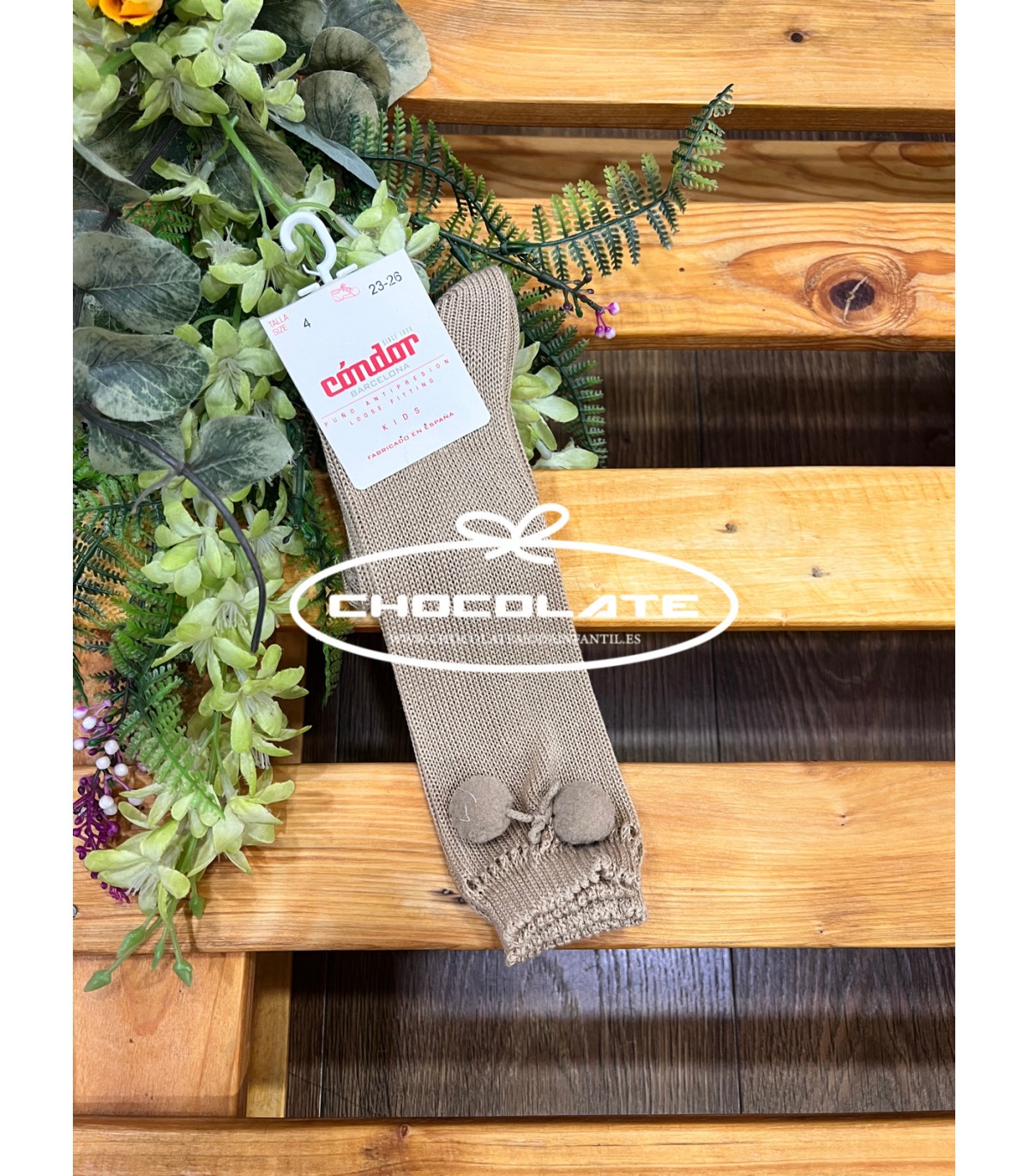 Media alta color camel con pompones de Condor | Media alta para niñ...