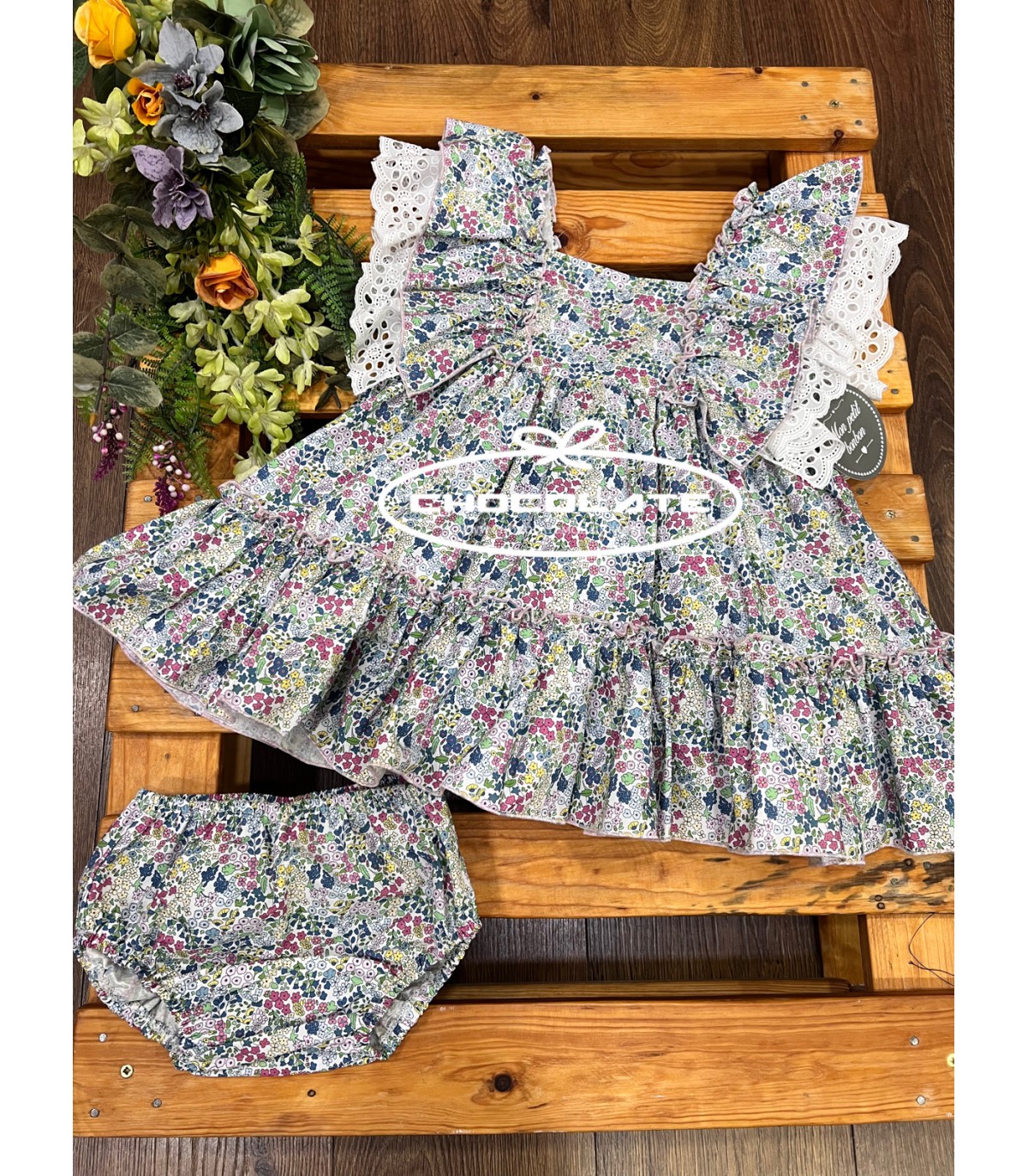 Jesusito niña estampado flores con puntilla de Mon Petit Bonbon | J...