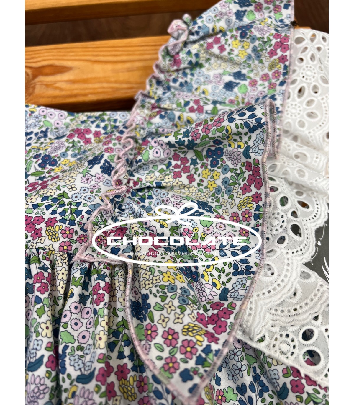 Jesusito niña estampado liberty con puntilla de Mon Petit Bonbon | ...