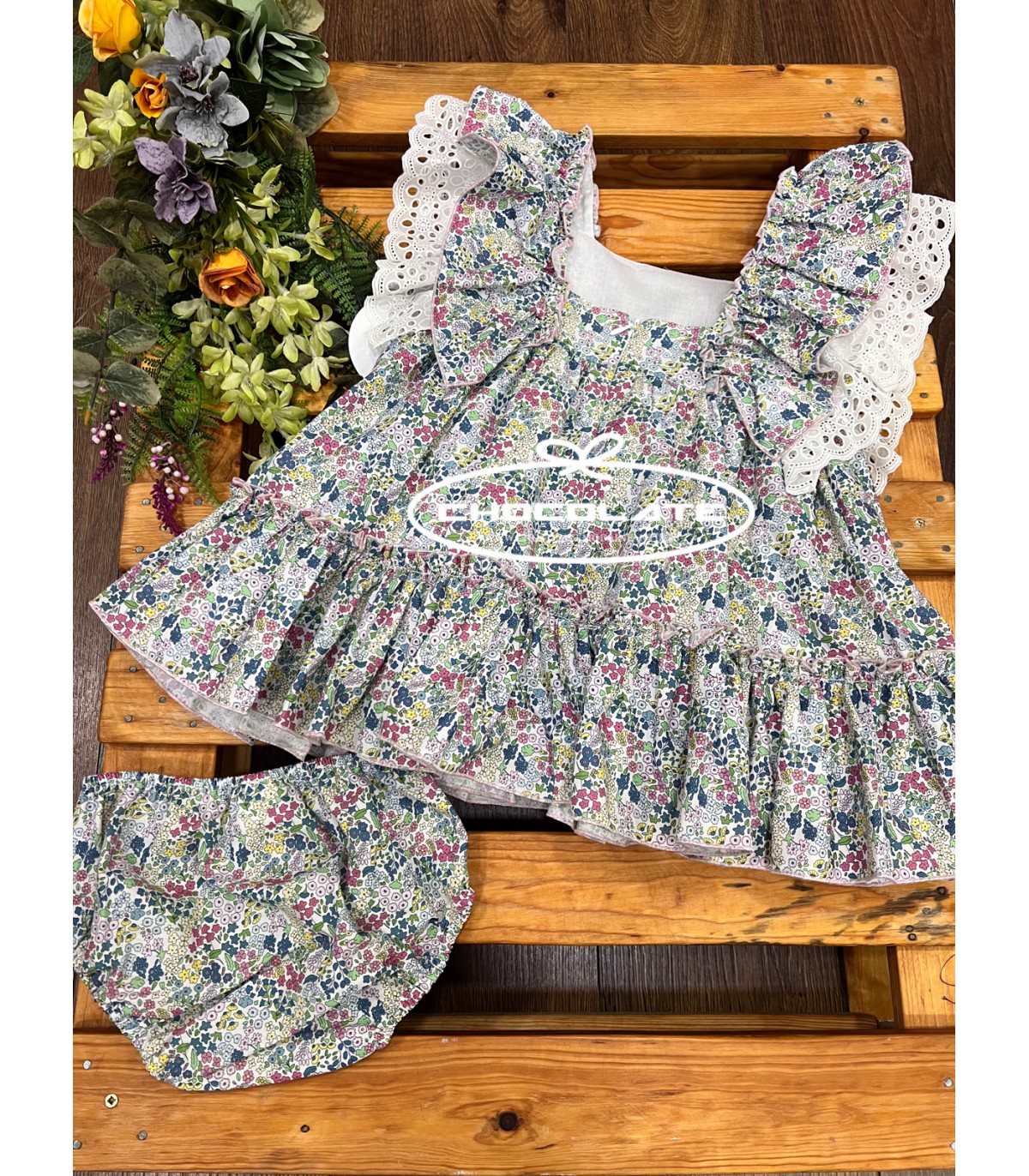 Jesusito niña estampado flores con puntilla de Mon Petit Bonbon | J...