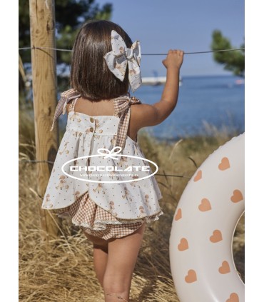 Conjunto para niña La Martinica colección Mini Martinicas con blusa con muñequita y braguita de volantes en vichy camel